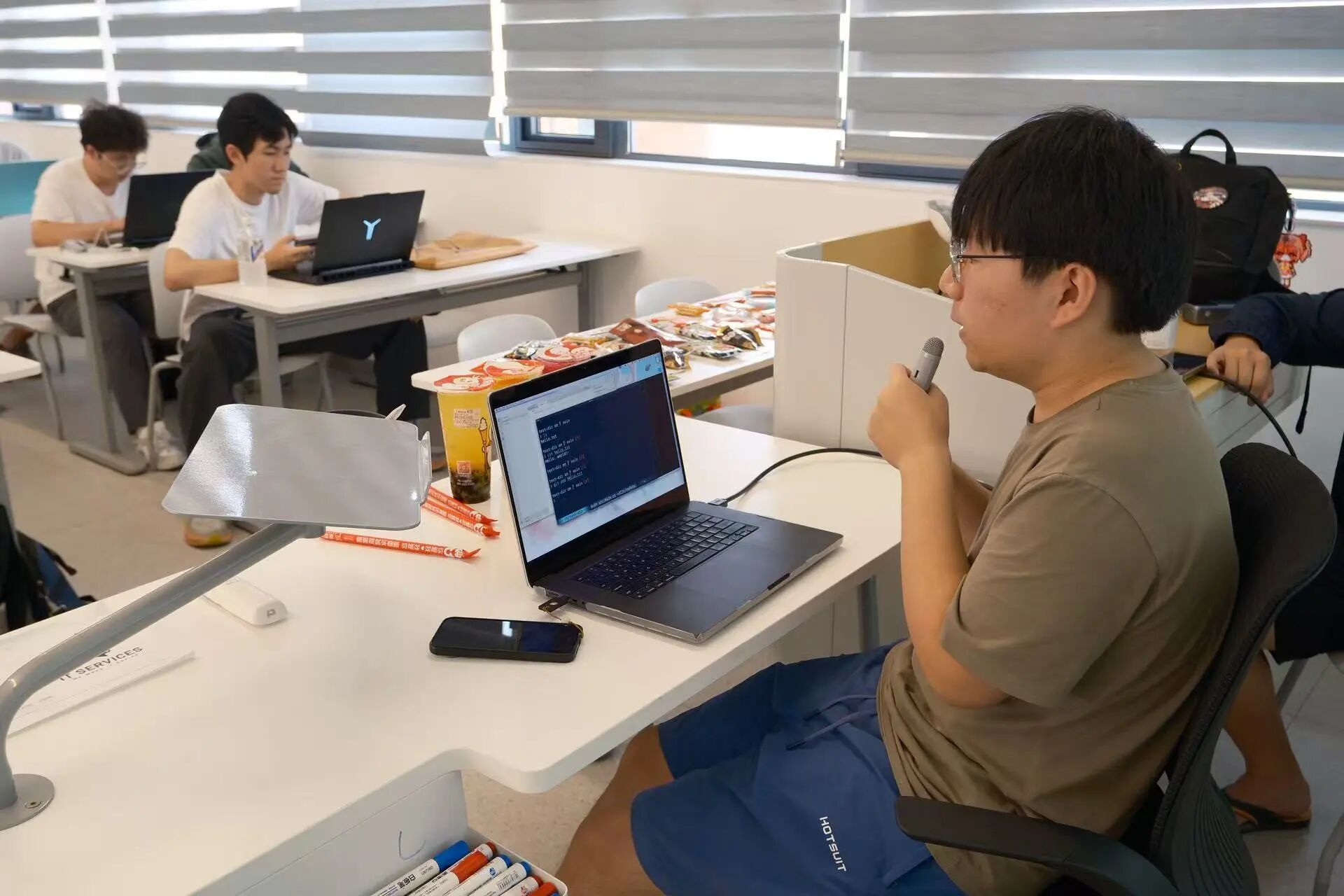 李幸值正在讲解如何使用Git进行编程